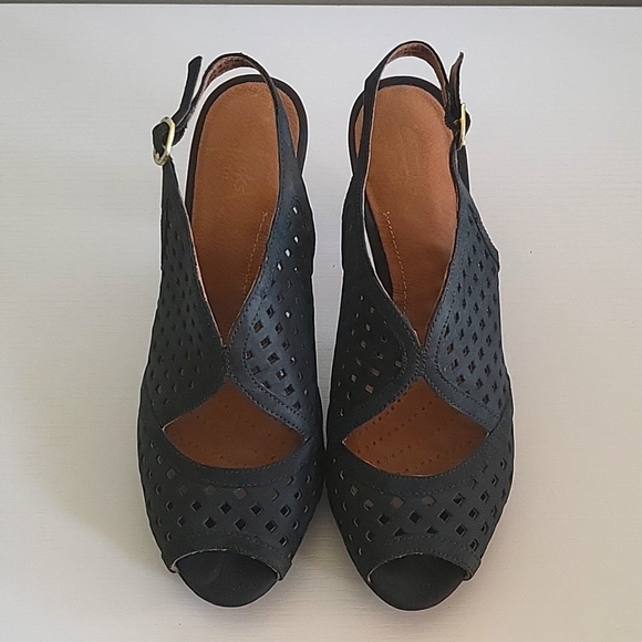 Clarks Heels - Picture 3 of 5